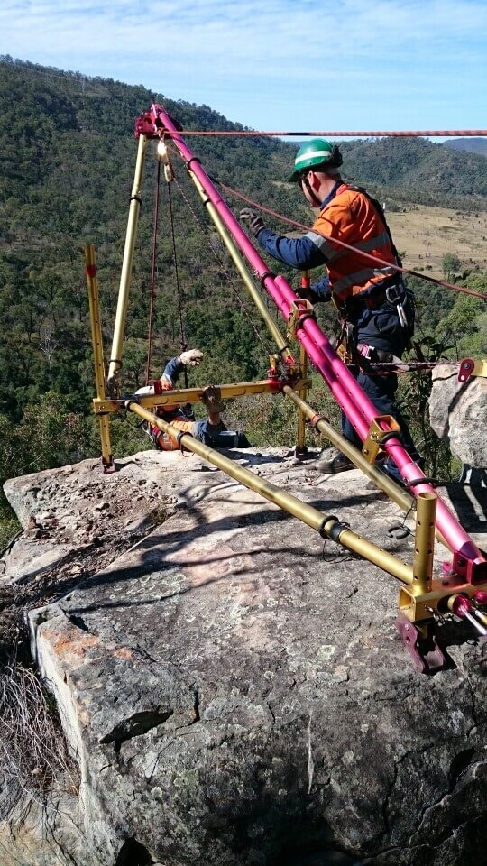 PUASAR032 Undertake vertical rescue