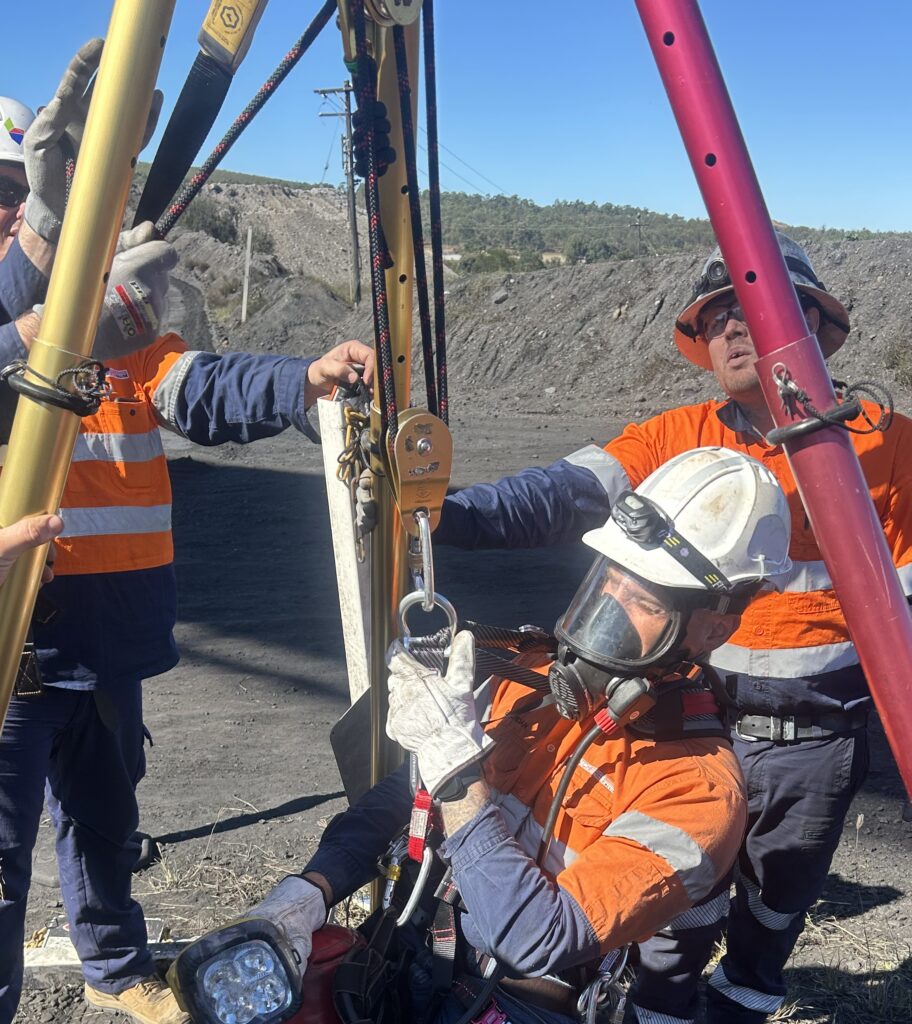 RIWHS202E Enter and working confined spaces